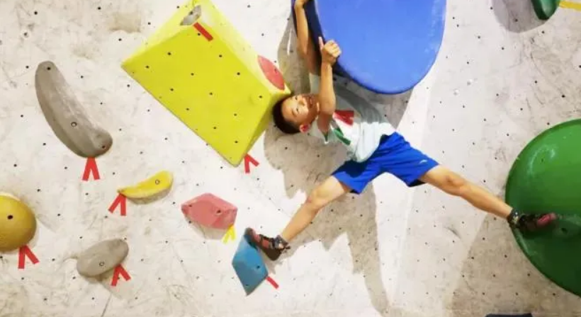 爍石攀巖入駐鞍勤商業(yè)，讓娃盡情飛檐走壁，刺激