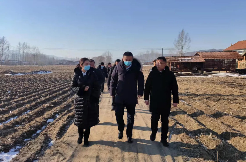 踐行國(guó)企擔(dān)當(dāng)，助力鄉(xiāng)村振興--鞍勤集團(tuán)、溫泉集團(tuán)前往駐村工作隊(duì)走訪慰問(wèn)