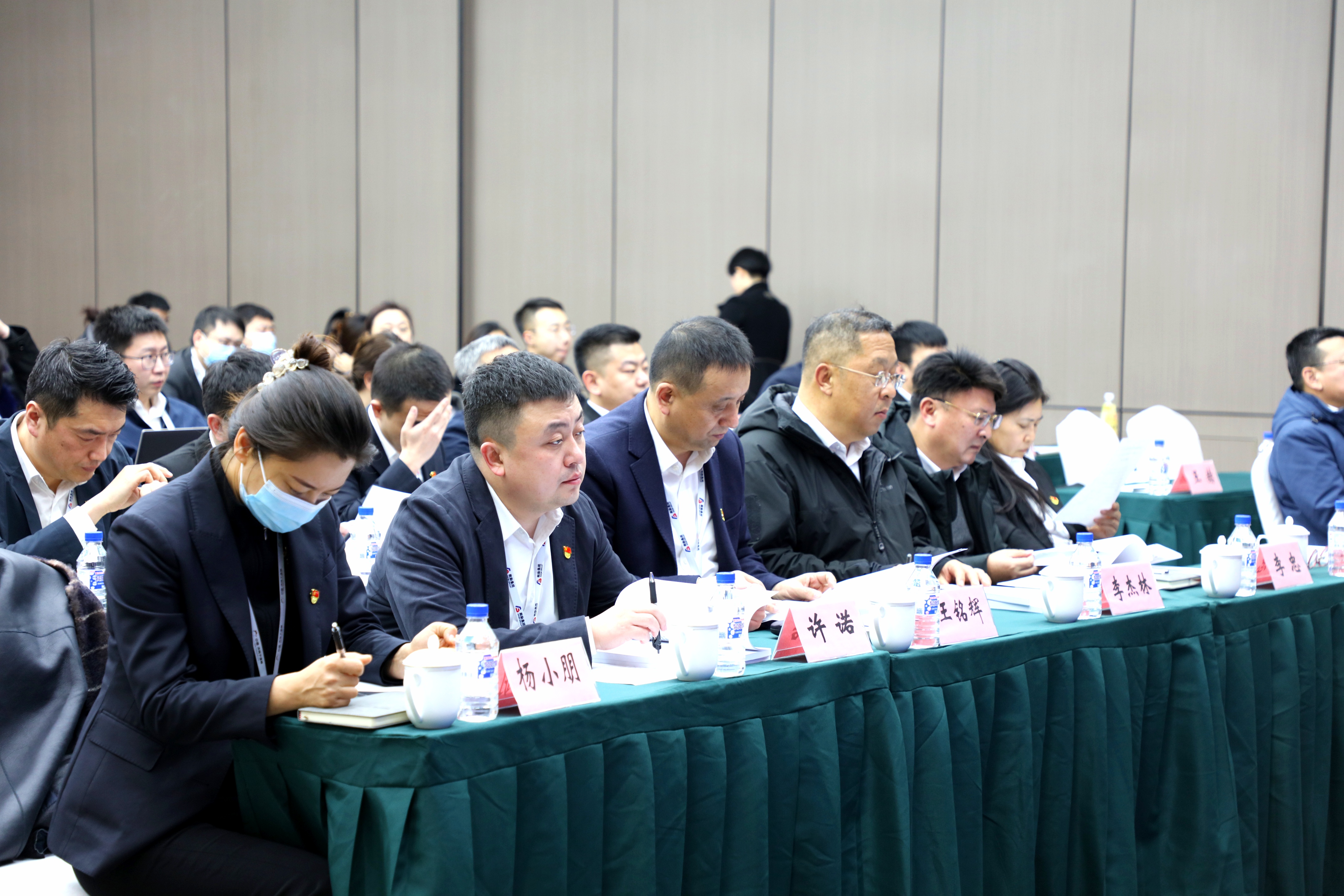 集團(tuán)舉行機(jī)關(guān)中層干部、借調(diào)和駐村干部2022年度述職測(cè)評(píng)會(huì)議