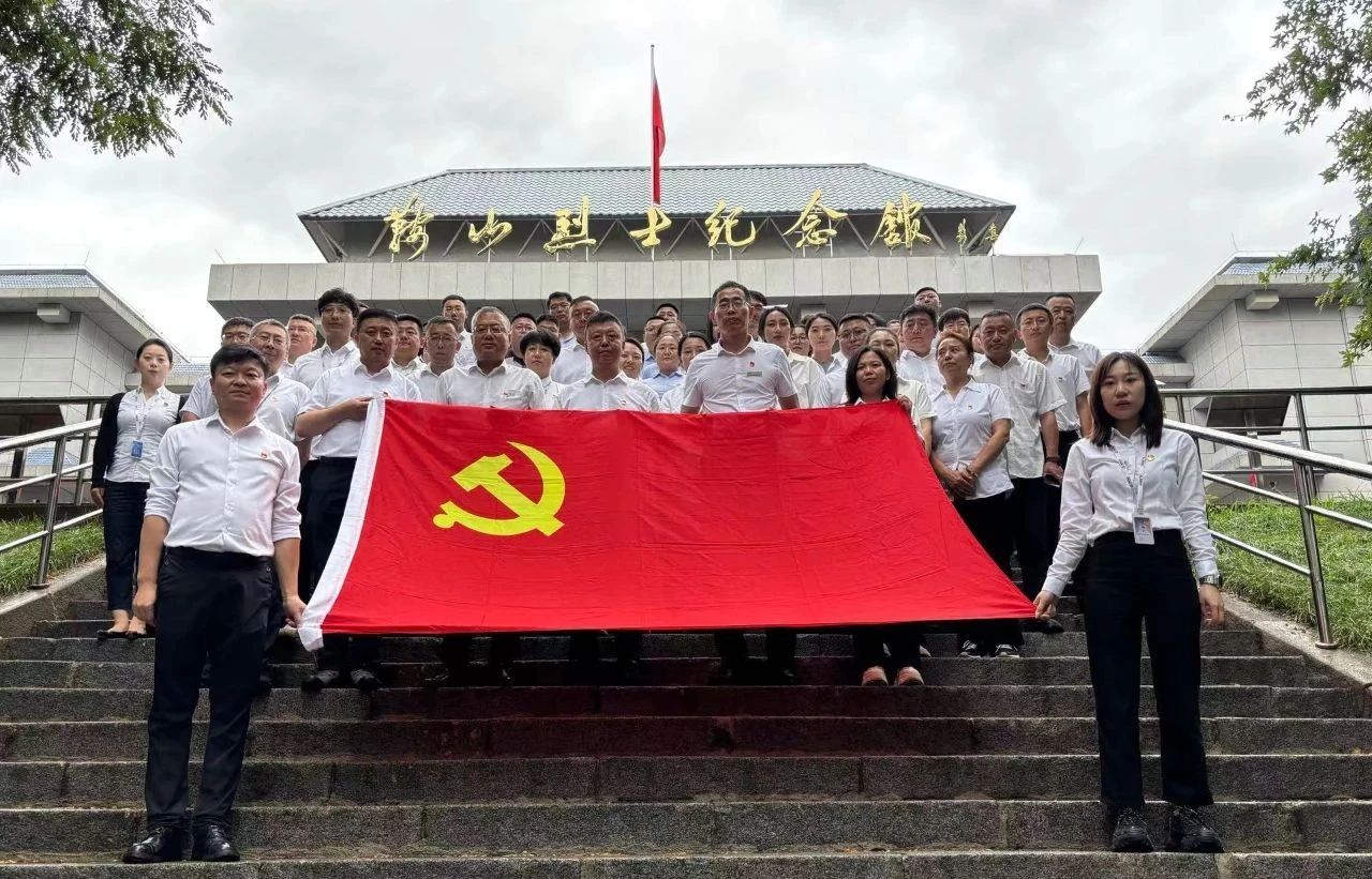 鞍勤集團(tuán)、公服集團(tuán)開(kāi)展“憶初心、強(qiáng)黨性、轉(zhuǎn)作風(fēng)、建新功”慶“七·一”主題黨日活動(dòng)